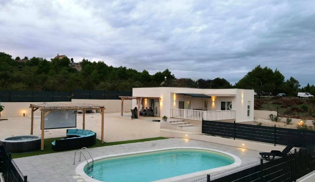 Familly house with heated pool WHITOUT CHEMICAL,jacuzzi&cinema projector in Bilice