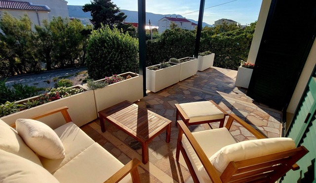 Familly villa 3 min from the beach in Pag