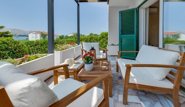 Family Villa Pag 2 min from the beach hot tub - free parking in Pag