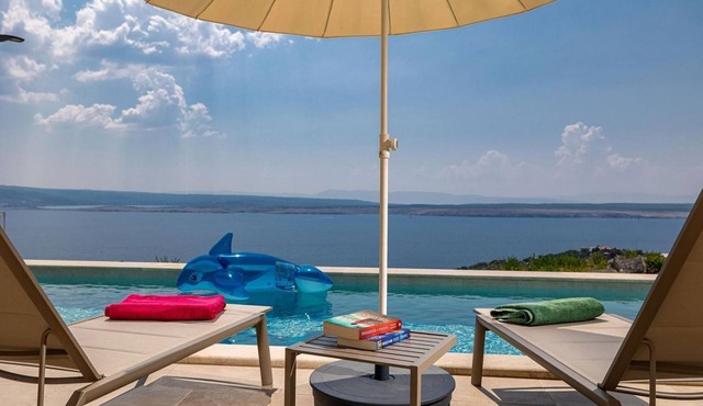 Fantastic finca only 480 meters to the beach with sea views, private pool, washing machine in Dramalj