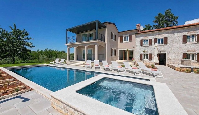 Fantastic villa with sauna, whirlpool, private pool, cot, billiards, BBQ in Kaštelir