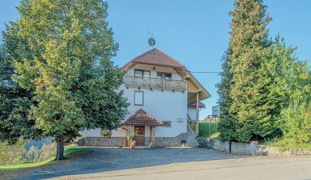 Farm Stay Oblak Studio Ina, Ortnek, Slovenia