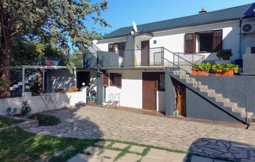 Five-Bedroom Holiday Home In Polje in Polje