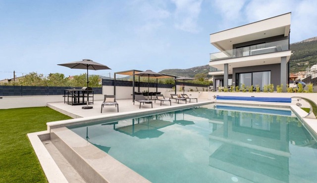 Five Bedroom Luxury Villa,Pool,Jacuzzi,Sauna,Gym in Kastel Stari