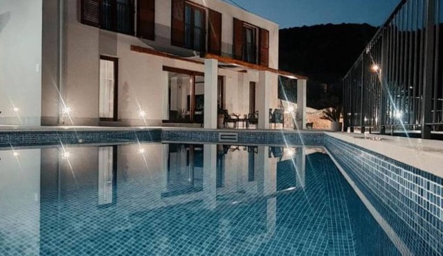 Five bedroom Villa with Terrace and Swimming pool in Ploce