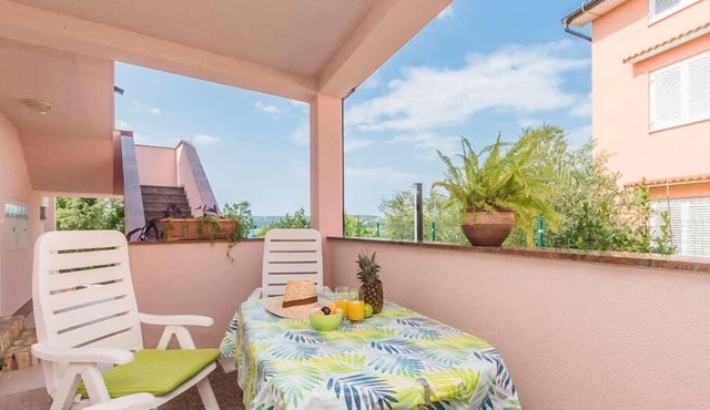 Flat "Fenix" mit Terrasse in Klimno