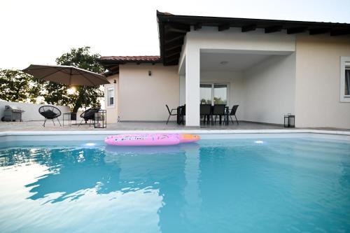 Four Oaks Holiday House in Murvica