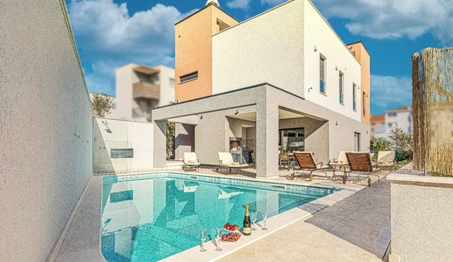 Gold-villa near Split-private pool & rooftop Jacuzzi in Trogir