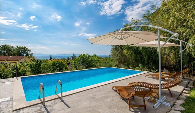 Gorgeous Apartment In Ika With Swimming Pool in Ika