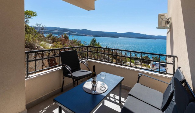 Gorgeous apartment in Komarna with WiFi in Komarna