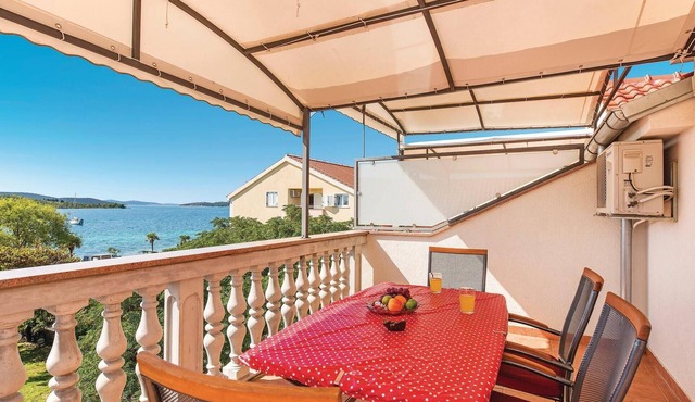 Gorgeous apartment in Srima with house sea view in Srima