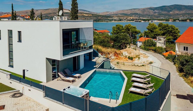 Gorgeous home in Arbanija in Arbanija