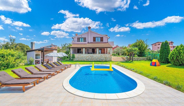 Gorgeous home in Bale with private swimming pool, can be inside or outside in Bale