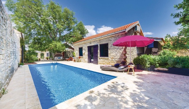 Gorgeous home in Pridraga