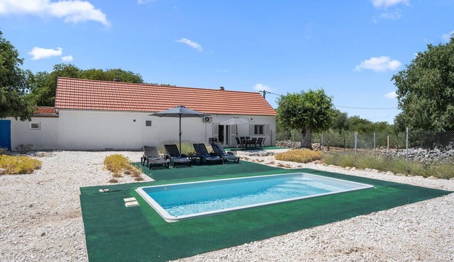 Gorgeous home in Razvode