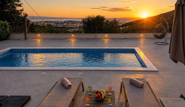 Gorgeous home in Solin in Solin