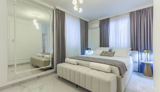 Gorgeus Villa between old Town Split and Trogir, with heated pool and jacuzzi. in Kaštel Štafilić