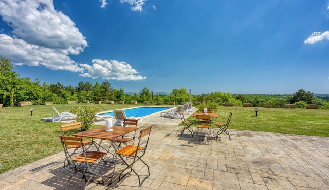 Grad Inn Apt Lavender with Pool, Gračišče, Slovenia