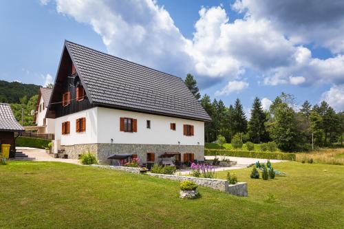 Green lakes house