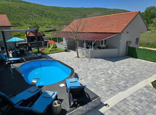 Grey House with heated pool Kričke Drniš