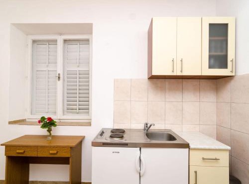 Guest House Kiko - One-Bedroom Apartment with Balcony and Sea View A4 in Pomena