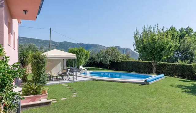 HeNi Villa with large garden and amazing views in Klis
