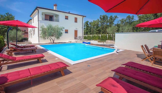 Holiday apartment with use of pool