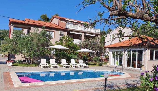 Holiday apartment with pool in Mundanije