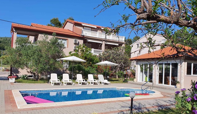 Holiday apartment with pool and barbecue in Mundanije