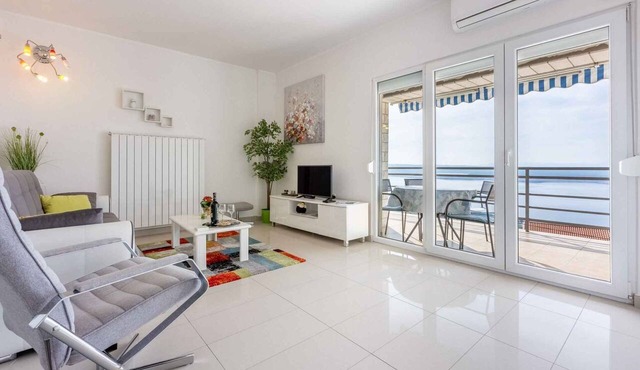 Holiday apartment with barbecue use and parking in Dramalj