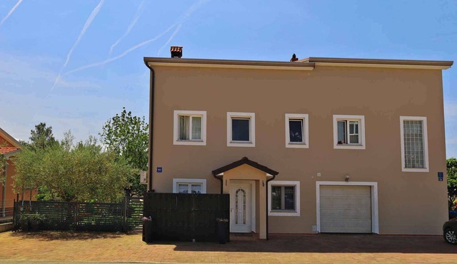 Holiday apartment with internet, air conditioning, terrace in a quiet location in Umag