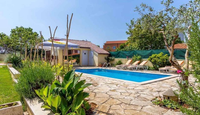 Holiday apartment with private pool and terrace in Pula