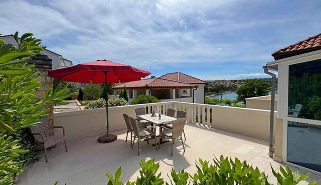 Holiday apartment with sea view 20 m from the coast