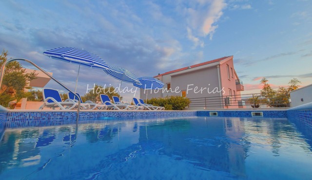 Holiday Home Ferias in Makarska for 6 - Private Pool, Parking, BBQ & Fast Wi-Fi in Makarska