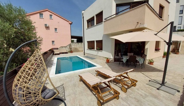 Holiday Home Ira with pool, family friendly, WiFi, parking, pets allowed