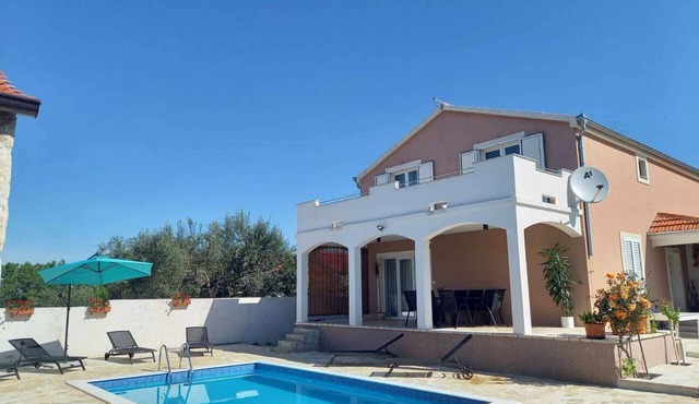 Holiday Home Leggiero - Holiday Home Leggiero - House with four bedrooms and outdoor pool in Benkovac