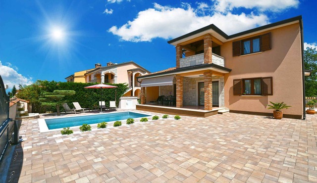 Holiday home mit Pool und Klimaanlage