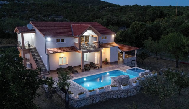 Holiday home Tesija with private heated pool and jacuzzi in Lećevica