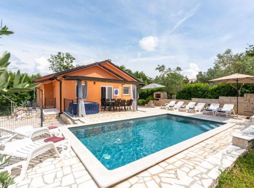 Holiday Home Villa Pendolina mit privatem Pool und Jacuzzi by Interhome