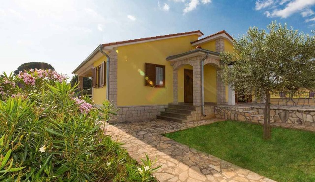 Holiday home with pool and barbecue in Kaštelir-Labinci