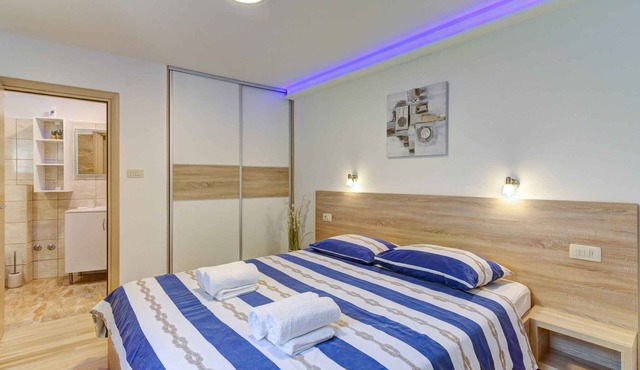 Holiday home with swimming pool, hot tub and barbecue in Novi Vinodolski