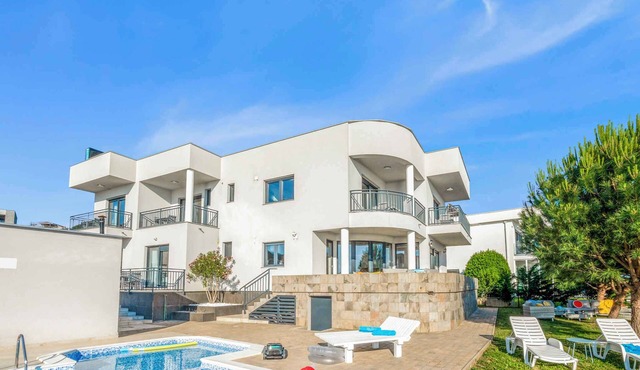 Holiday home with 10 bedrooms, sea views and pool