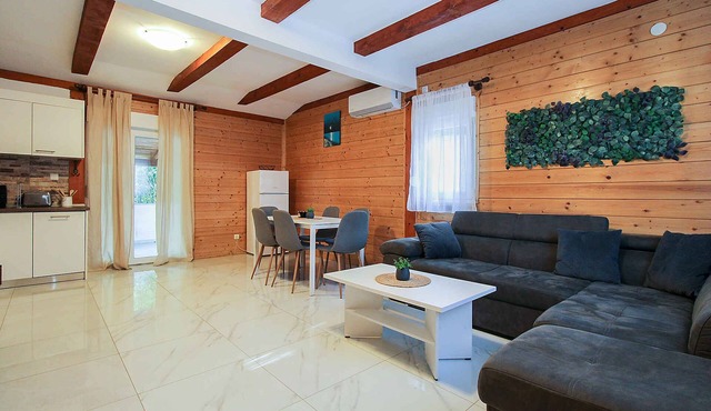Holiday home with pool for 6 people
