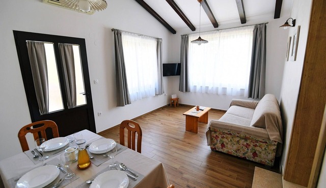 Holiday home with sea views, air conditioning and garden in Donji Kraj