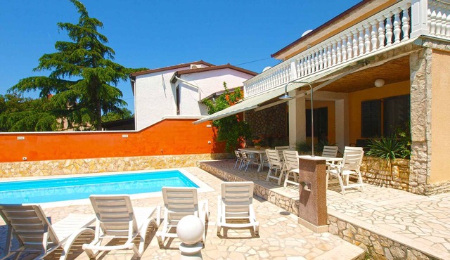 Holiday home with swimming pool in Pula