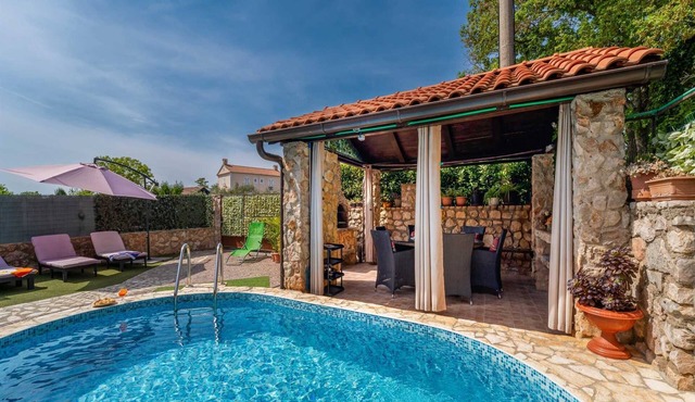 Holiday House Ana – Relaxing House with Heated Pool and Jacuzzi in Županje (Krk)
