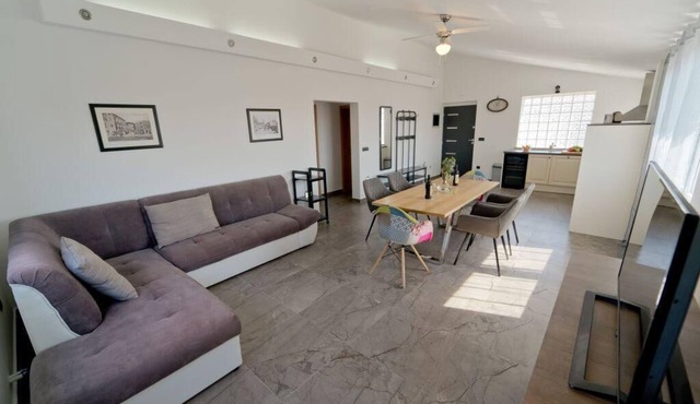 Holiday house with a private heated swimming pool