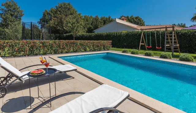 Holiday house with private pool, fenced garden and covered barbecue terrace