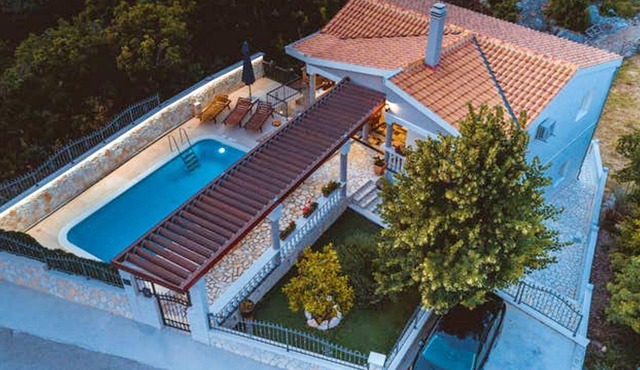 Homerez - Big villa 15 km away from the beach with swimming-pool and jacuzzi in Zagvozd
