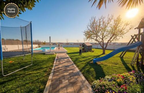 House Rose with Garden and Pool